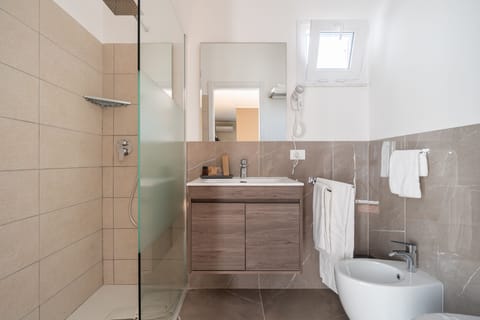 Deluxe Suite | Bathroom | Shower, rainfall showerhead, hair dryer, bidet