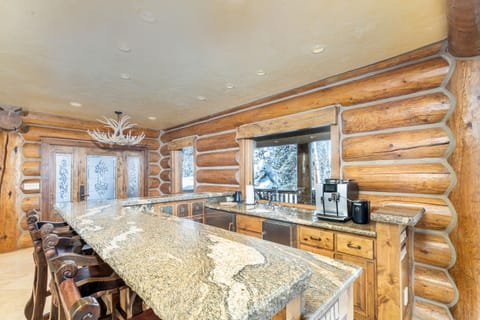 2.3-bearpaw-manor-kitchen1