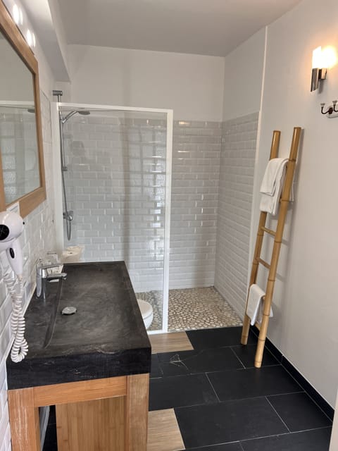 Superior Double Room | Bathroom | Hair dryer, towels, soap, shampoo