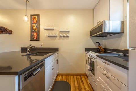 Condo, 1 Bedroom | Private kitchen | Fridge, oven, coffee/tea maker, toaster