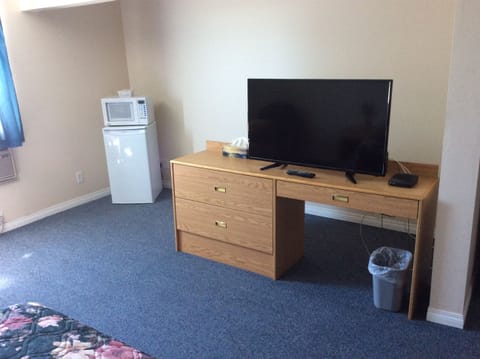 Superior Room (Jacuzzi) | Desk, blackout drapes, iron/ironing board, WiFi