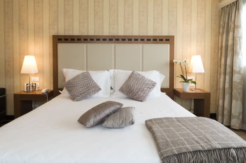 Deluxe | Down comforters, minibar, in-room safe, desk