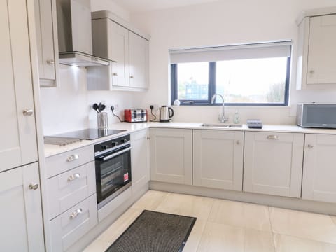 Dishwasher, electric kettle, toaster, cookware/dishes/utensils