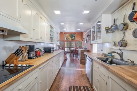 House, 5 Bedrooms | Private kitchen | Oven, coffee/tea maker, toaster, cookware/dishes/utensils