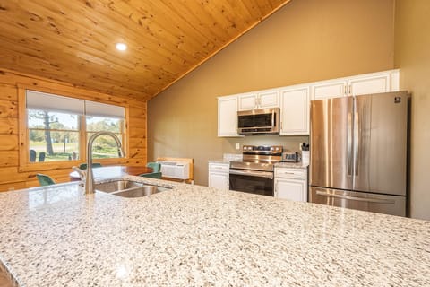 House, Kitchen, Mountain View | Private kitchen | Fridge, microwave, oven, stovetop