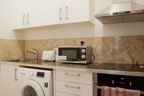 Deluxe Apartment | Private kitchen | Mini-fridge, microwave, oven, toaster