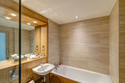 Quay View Superior Room | Bathroom | Separate tub and shower, eco-friendly toiletries, hair dryer, towels