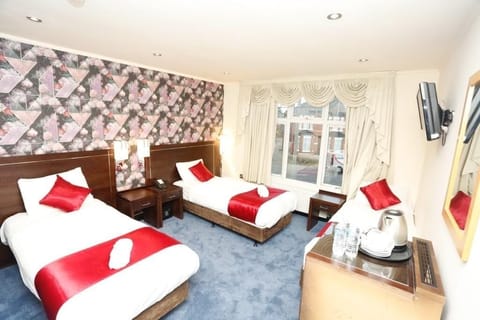 Deluxe Triple Room | Soundproofing, iron/ironing board, free WiFi