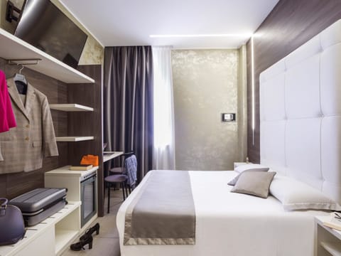 Room, 1 Double Bed | Premium bedding, down comforters, minibar, in-room safe