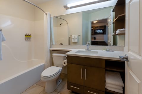 Studio Suite, 1 Queen Bed | Bathroom | Free toiletries, hair dryer, towels