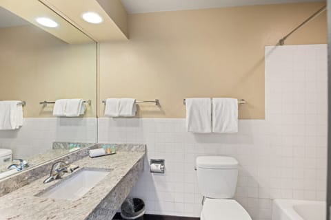 Signature Boutique Queen | Bathroom | Combined shower/tub, free toiletries, towels