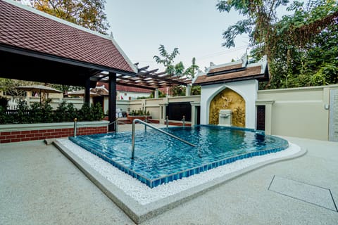 Outdoor pool, lifeguards on site