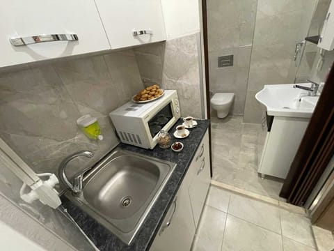 Economy Quadruple Room | Bathroom