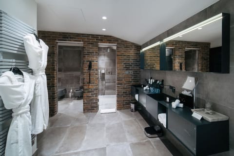 Suite (Selene) | Bathroom | Free toiletries, hair dryer, bathrobes, slippers