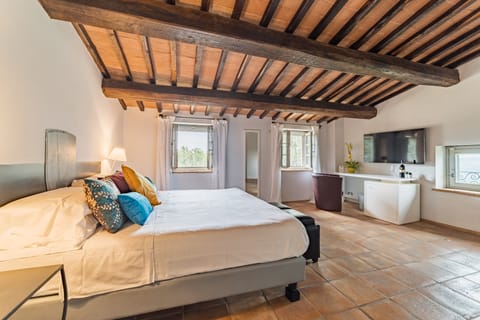 Junior Studio | Frette Italian sheets, premium bedding, down comforters, in-room safe