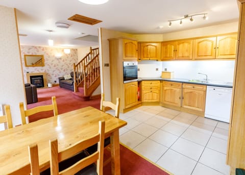 Fully equipped kitchen with washing machine and dish washer