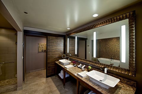 Executive Suite, 1 King Bed | Bathroom | Free toiletries, hair dryer, towels, soap