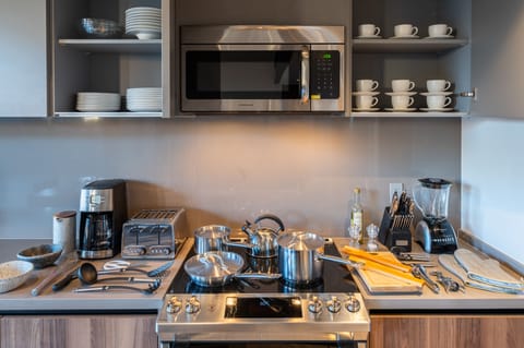 Residence Serena | Private kitchen | Full-size fridge, microwave, dishwasher, coffee/tea maker