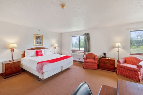 Suite, 1 King Bed | Desk, laptop workspace, iron/ironing board, free WiFi