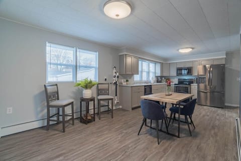 Full kitchen & dining area just off of living room!