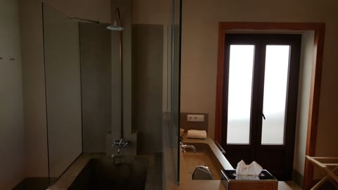 Superior Room | Bathroom | Free toiletries, hair dryer, towels