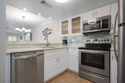 Condo, Multiple Beds, Patio, Ocean View | Private kitchen | Fridge, microwave, oven, stovetop