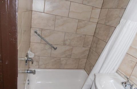 Combined shower/tub, free toiletries, hair dryer, towels