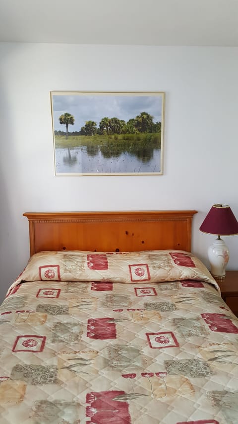 Standard Room, 1 Queen Bed | Desk, iron/ironing board, free WiFi, bed sheets