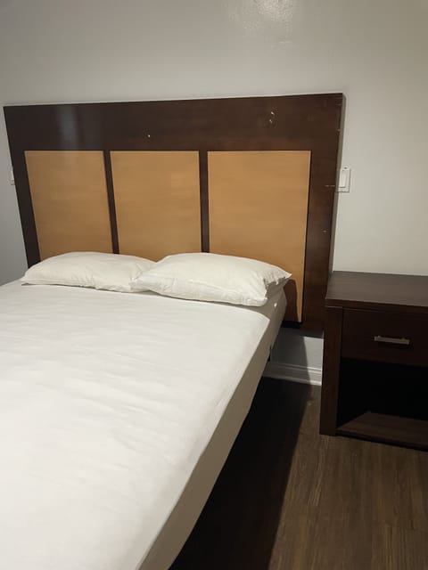 Basic Single Room, 1 King Bed | Living area