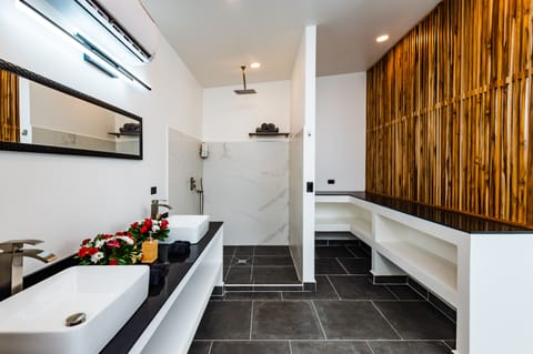 Elite Studio | Bathroom | Shower, free toiletries, towels