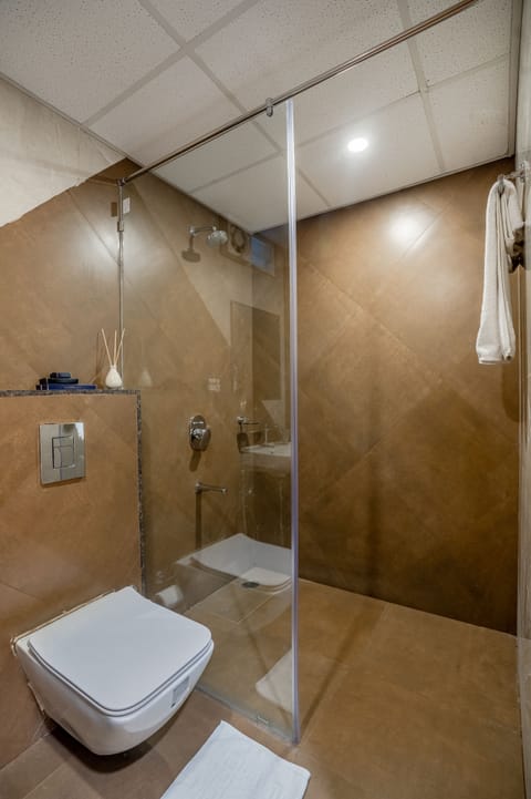 Deluxe Room | Bathroom | Shower, free toiletries, slippers, towels