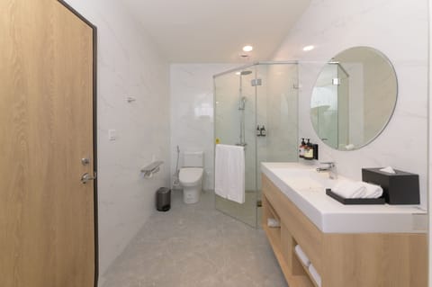 Deluxe Double Room | Bathroom | Hair dryer, slippers, towels, soap