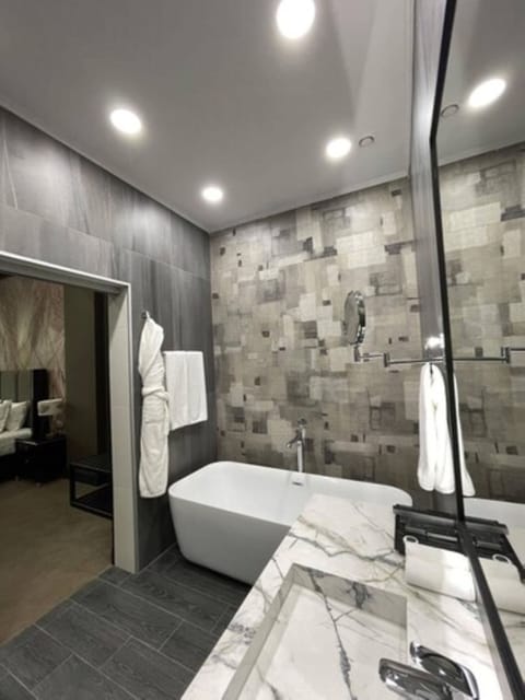 Family Suite | Bathroom | Hydromassage showerhead, designer toiletries, hair dryer, bathrobes