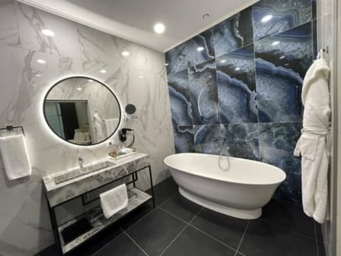 Executive Suite | Bathroom | Hydromassage showerhead, designer toiletries, hair dryer, bathrobes