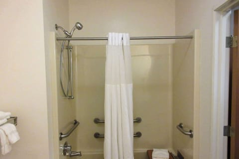 Room, 1 Queen Bed, Accessible, Non Smoking | Bathroom | Free toiletries, hair dryer, towels