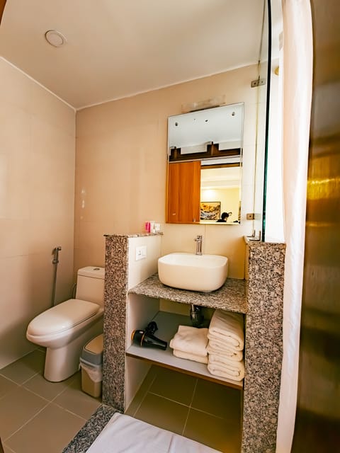 Deluxe Twin Room, 2 Twin Beds | Bathroom | Shower, rainfall showerhead, free toiletries, hair dryer