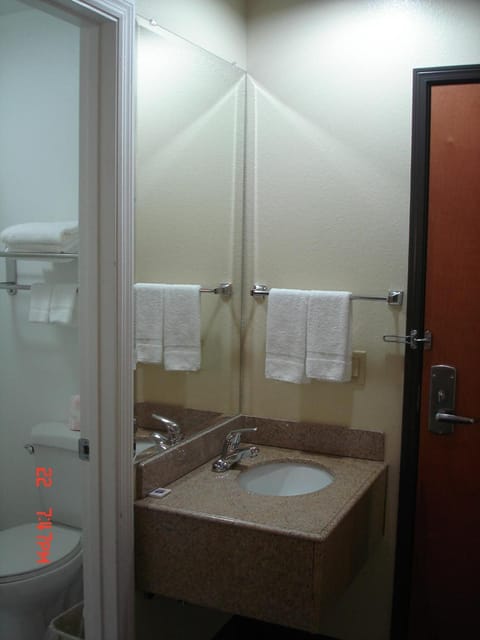 Combined shower/tub, towels