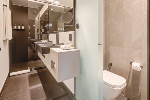 Junior Suite | Bathroom | Shower, free toiletries, hair dryer, towels