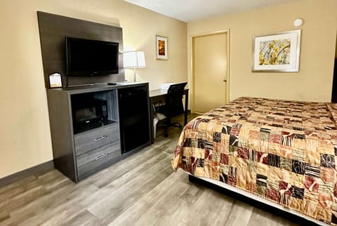 Standard Room, 1 King Bed, Accessible | Premium bedding, memory foam beds, iron/ironing board, free WiFi