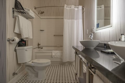 Junior Suite, 1 King Bed | Bathroom | Combined shower/tub, designer toiletries, hair dryer, bathrobes