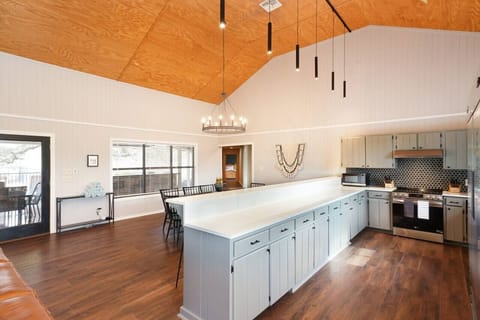 Step into a world of elegance and comfort in our stunning living and dining area, featuring high ceilings and beautiful wooden flooring. Gather around with your loved ones and enjoy cooking and dining in a bright, spacious and inviting atmosphere