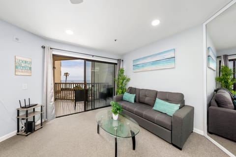 Spacious living room with balcony with ocean view