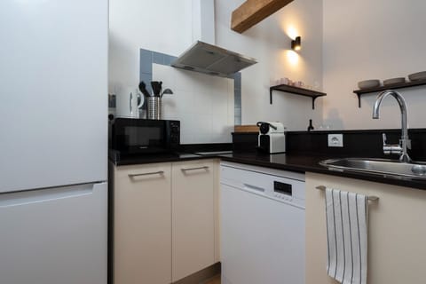 Standard Apartment | Private kitchen | Full-size fridge, microwave, stovetop, coffee/tea maker