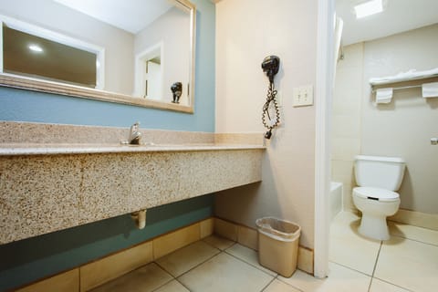 Standard Room, 1 King Bed, Non Smoking, Refrigerator & Microwave | Bathroom | Shower, free toiletries, hair dryer