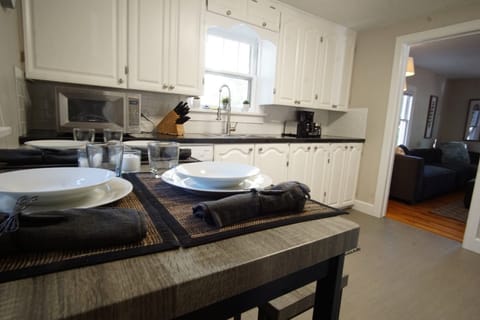 Apartment, Multiple Beds, Kitchen, Garden View (915 23rd St - Upper) | Private kitchen | Fridge, microwave, oven, stovetop