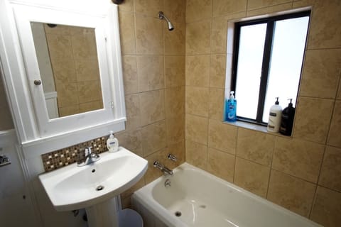 Apartment, Multiple Beds, Kitchen, Garden View (915 23rd St - Upper) | Bathroom | Designer toiletries, towels