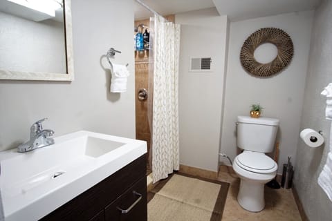 Apartment, Multiple Beds, Kitchen, Garden View (915 23rd St Lower) | Bathroom | Designer toiletries, towels