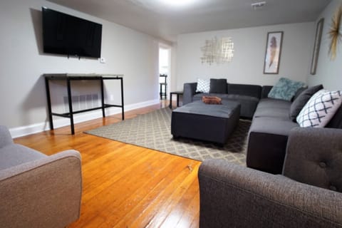 Apartment, Multiple Beds, Kitchen, Garden View (915 23rd St Lower) | Living area | 40-inch TV with digital channels