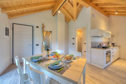Family Apartment, 1 Bedroom (Ricomilla-Finestra Sul Verde- priv) | Dining room
