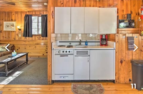 Romantic Cabin | Private kitchen | Microwave, coffee/tea maker, toaster, cookware/dishes/utensils